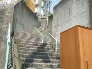 ■横浜特有の丘陵地の階段に建つ家屋